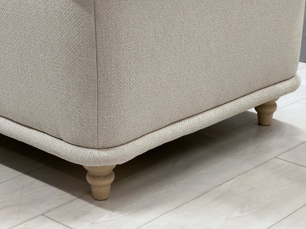 复古风格的织物椅子木腿。图片下载