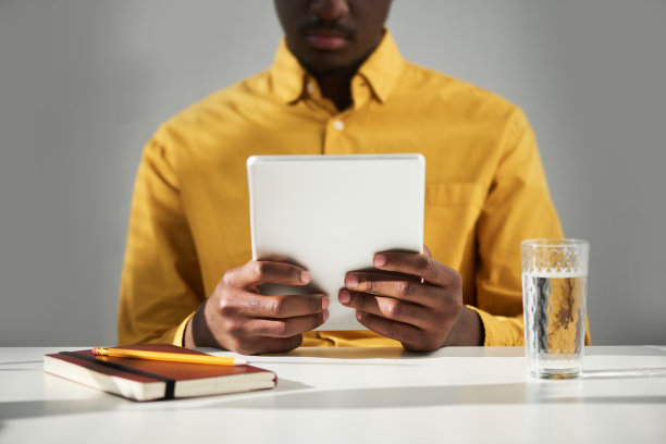 年轻的非裔美国男性分析师拿着平板电脑的剪辑照片图片下载