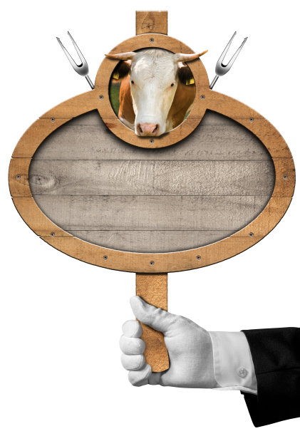 厨师的手拿着一个木牌，上面有一个孤立在白色的牛头图片下载