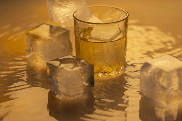 威士忌和冰块照片的特写图片下载