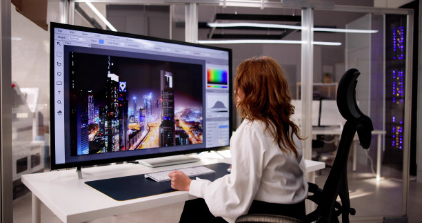 设计师在电脑上编辑照片图片下载