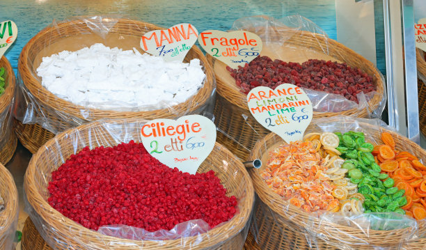 许多水果在意大利有价格和名称，如樱桃、草莓、猕猴桃、橙子图片下载