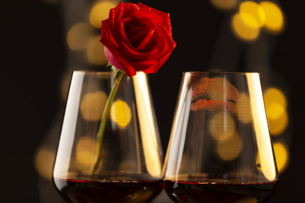 红玫瑰，钻石戒指，唇印和酒敬酒-库存照片图片下载