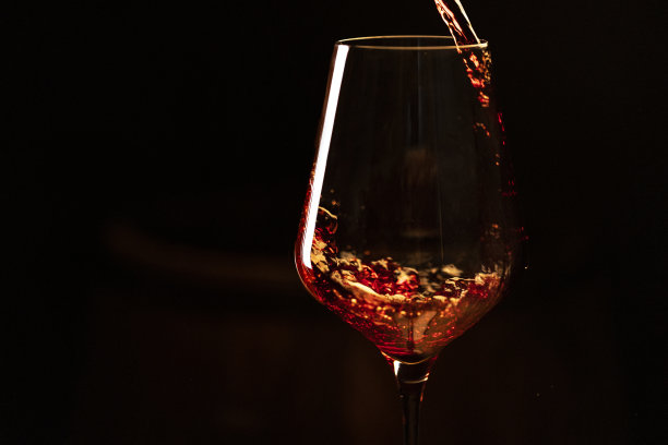 葡萄酒倒入葡萄酒杯的特写照片图片下载