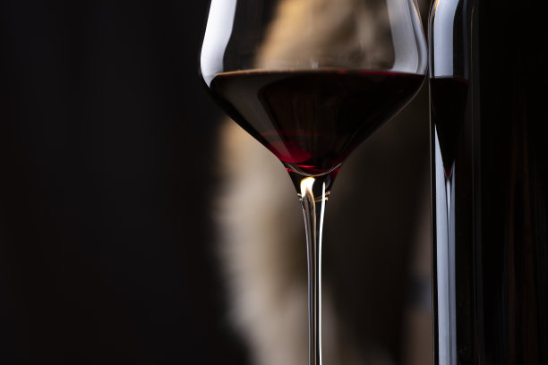 一瓶红酒和一杯红酒的特写照片图片下载