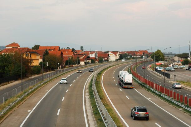 高速公路上挤满了汽车和货车图片下载