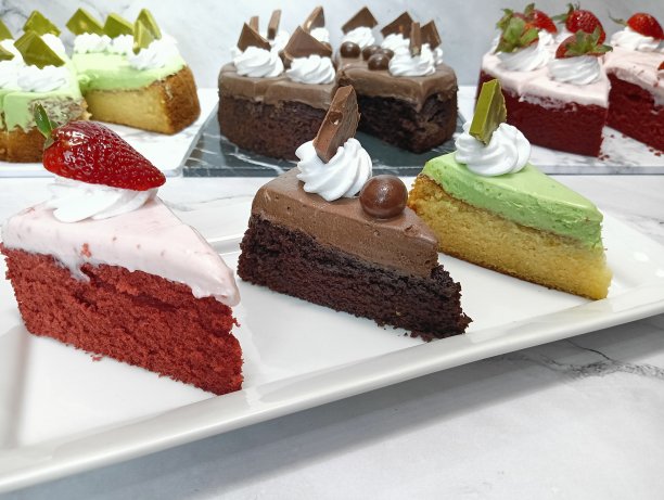 一套蛋糕，上面有甜奶油。食物的照片。图片下载