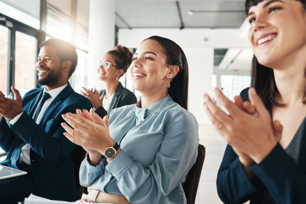 掌声，车间和商务人士在会议，会议或研讨会在办公室。庆祝活动，团队合作或一群员工在会议上为演讲、目标或公司目标鼓掌图片下载