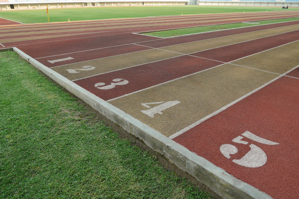 体育项目的跑道是编号的图片下载