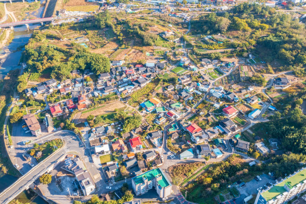 无人机拍摄的韩国农村黄色稻田的照片图片下载