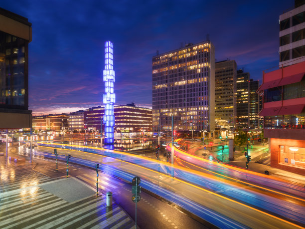 瑞典斯德哥尔摩的塞格尔斯广场。瑞典首都的热门景点。公共交通和模糊的灯光。建筑景观。用于明信片、墙纸和背景的照片。图片下载