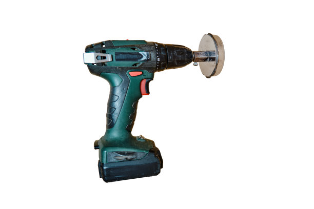 钻圆孔与皇冠上的钻头，隔离在白色背景。用电动螺丝刀上带喷嘴的圆锯锯家具图片下载