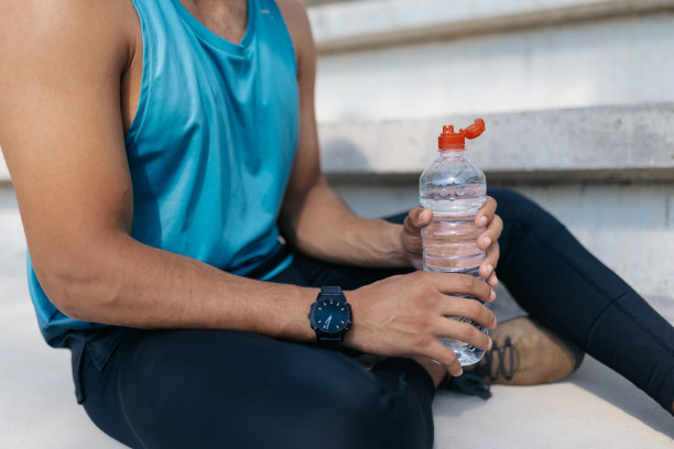 一个运动员在锻炼后休息的特写照片图片下载