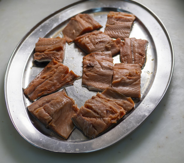 新鲜的生鳟鱼鱼片在金属托盘。三文鱼排图片下载