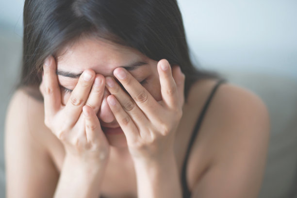 头痛可能有潜在的原因，比如睡眠不足、眼镜不正确、压力大、听到很大的噪音。图片下载