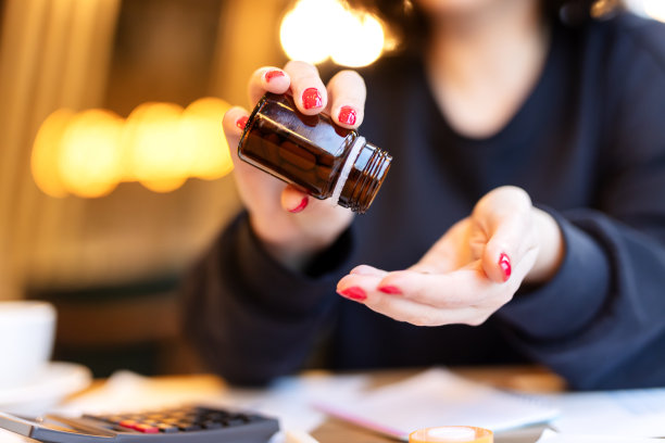 女人手里拿着药片。生病工人的概念图片下载