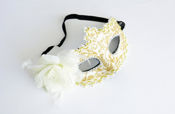 白色和金色的狂欢节面具与花朵在一边隔离近距离图片下载