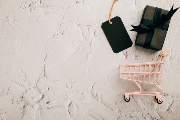 黑色星期五购物标志-礼品盒与红色蝴蝶结丝带在一个推车。折扣活动概念。假日购物兴奋。图片下载