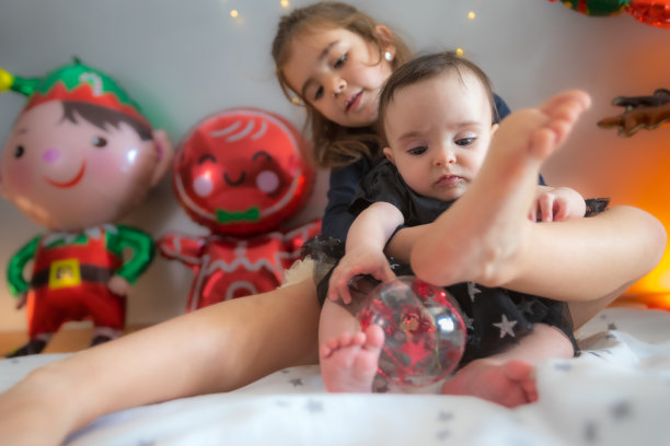 两个可爱的小姐妹在一起玩圣诞装饰图片下载