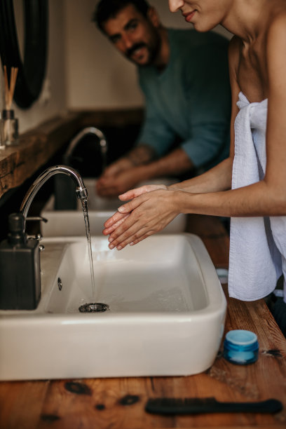 幸福夫妻的晨间惯例图片下载