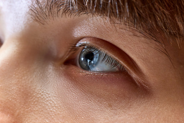 裁剪细节的近距离照片的头部，男性人的眉毛，眼睛和头发。护肤美容治疗。图片下载