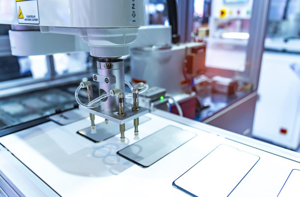 手机工厂生产的自动手机屏幕保护膜或玻璃罩图片下载