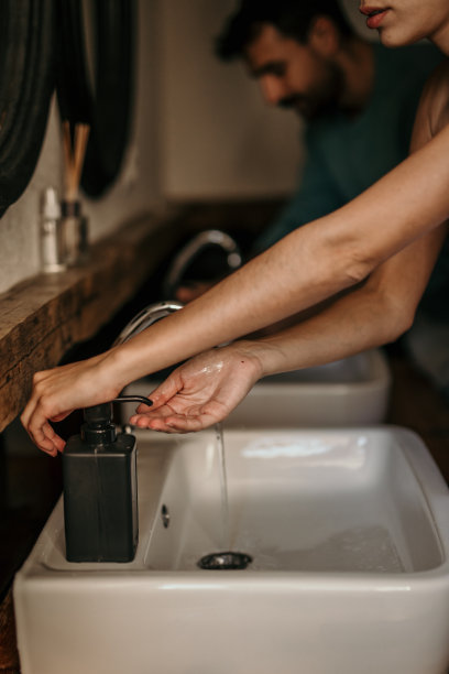 幸福夫妻的晨间惯例图片下载