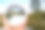 女人手里拿着一个玻璃球，反映出斯堪的纳维亚的森林、风景和球内外的自然。一个在大自然中有自然的房间。图片下载