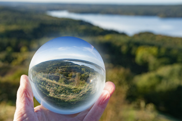 关注自然，玻璃球反映了斯堪的纳维亚的森林、景观和球内外的自然。一个在大自然中有自然的房间。图片下载