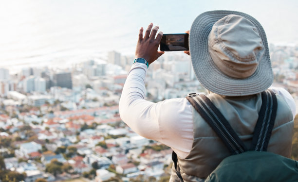 电话，徒步旅行和摄影的人在城市，冒险和旅行的假期假期。手机，城镇和户外徒步旅行的人的照片，旅程和城市景观的后视图在智能手机上图片下载