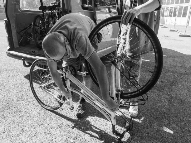 自行车修理工正在卸载装满自行车的卡车图片下载