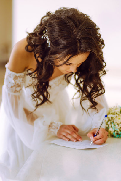 新娘写结婚登记，女子签婚约图片下载