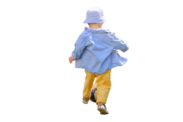 小男孩在院子里的绿色场地上练习足球技巧，孤立在白色的背景上。大约两岁的孩子图片下载