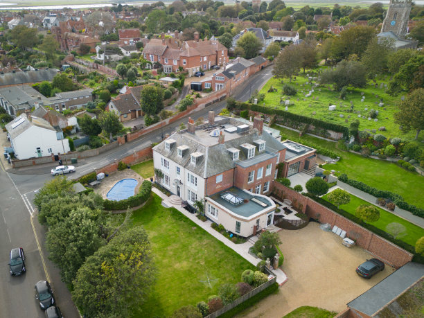 在这个著名的海滨小镇，无人机鸟瞰图显示的是一座新建的大型豪宅。图片下载