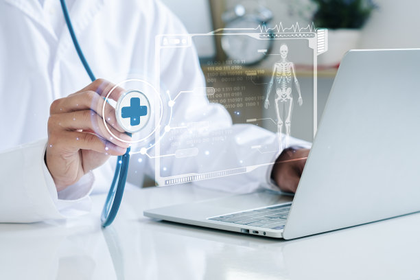 医生在电脑屏幕上分析病人，在电脑屏幕上显示人体骨骼健康保险概念家庭医疗保健研究获取健康福利和复制空间研发图片下载