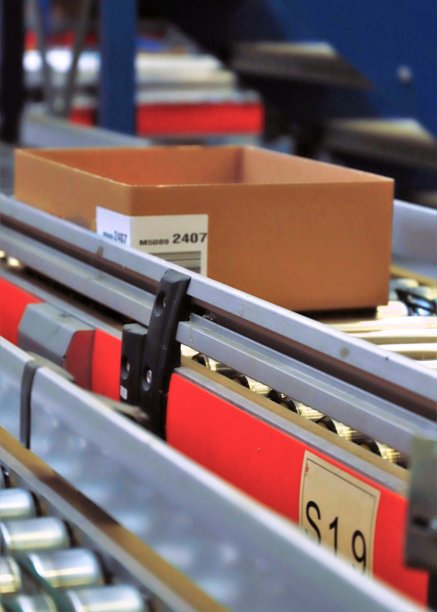 物流仓库内的传送带——电子商务图片下载