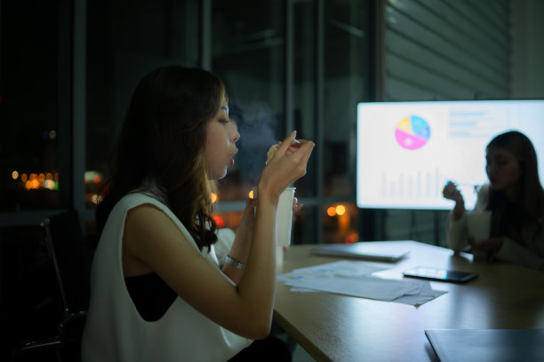 集团券商国际股票交易员吃着泡面休息，国际金融投资公司理念图片下载