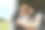 兴高采烈的女旅客坐在打开的汽车后备箱里，查看相机上的照片。自驾游，旅行和生活方式的概念图片下载