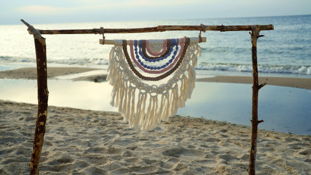 流苏花边。背景是大海。图片下载