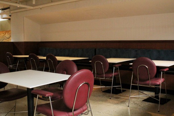 视野到空的咖啡馆-酒吧。现代办公室自助餐厅，阁楼风格，砖墙和混凝土柱。带餐厅的等候区。酒店大堂吧。图片下载