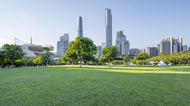 中国广州的城市建筑和公园露营草地图片下载