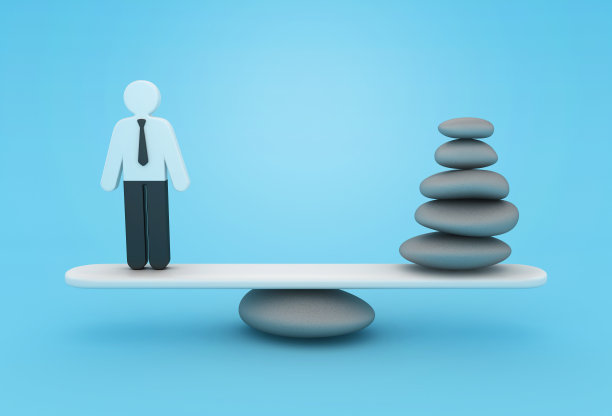 跷跷板上有石头的人图片下载