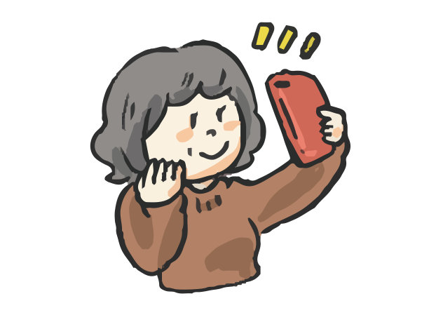 一位老年女性正在用智能手机自拍图片下载