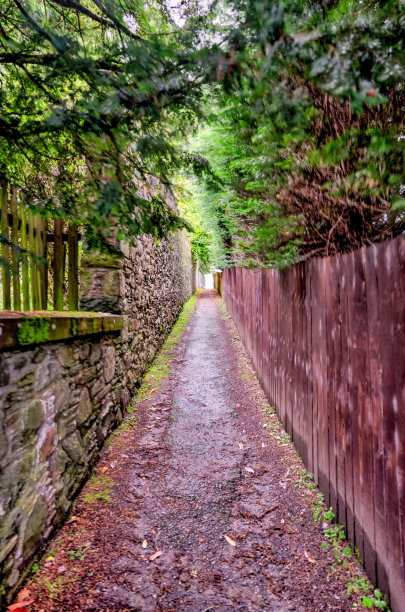 苏格兰邓克尔德，一条从泰河两岸通往街道的狭窄小路图片下载
