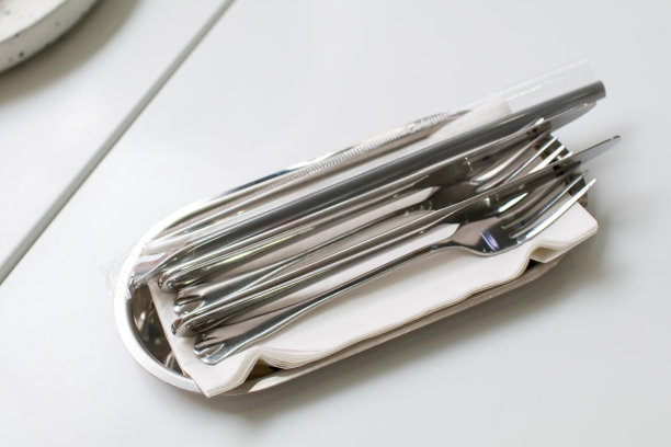 在咖啡馆或餐馆里摆放不锈钢刀叉和勺子。可洗涤，减少浪费，环保，可持续。图片下载