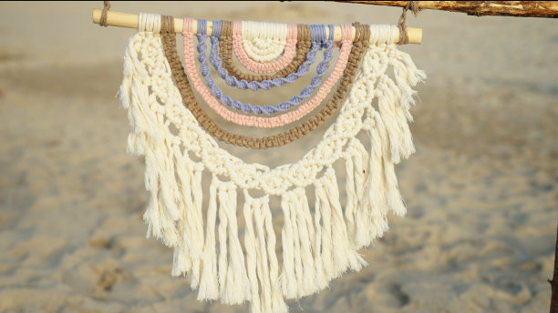 流苏花边。背景是大海。图片下载