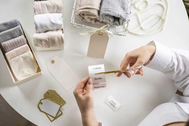 女人的手裁不干胶标签剪刀舒适储存整理亚麻纺织品在容器图片下载