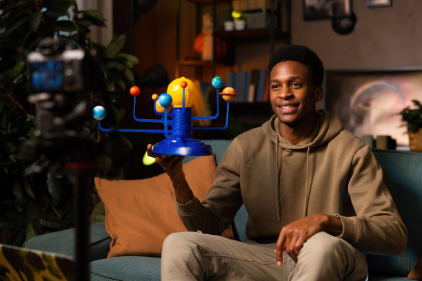 照片中的非洲博主对他的订阅者来说是一个真正的鼓舞，鼓励他们探索宇宙的奇迹图片下载