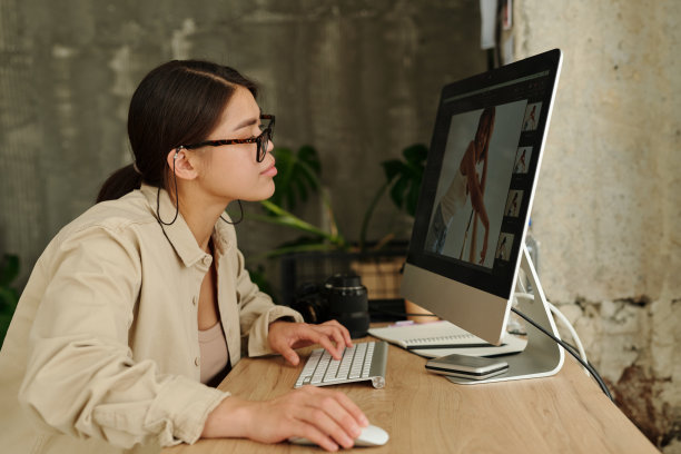 身着休闲装的年轻女子正在看时装模特的照片图片下载