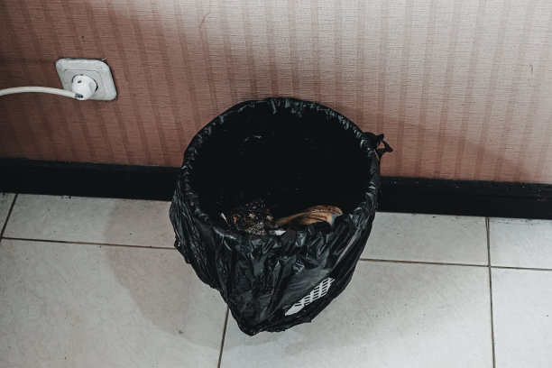 房间里的废纸篓。图片下载